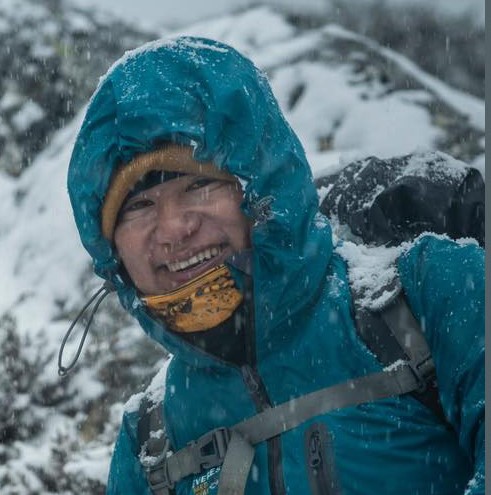 चर्चित गाएक राजु लामाले सफलता पुर्बक सगरमाथाको आरोहण गरे